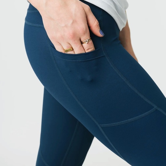 Zyia Navy Light n Tight Pocket Capri 20” leggings, size 4 - Picture 4 of 4